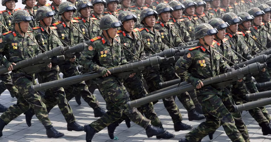 Trong trường hợp xảy ra chiến tranh, quân đội Triều Tiên có thể lập tức đưa 20 quân đoàn, trong đó bao gồm 12 quân đoàn bộ binh, 4 quân đoàn cơ giới, thiết giáp, 2 quân đoàn pháo binh và quân đoàn phòng thủ thủ đô Bình Nhưỡng; 27 sư đoàn bộ binh độc lập, 15 lữ đoàn xe tăng và 14 lữ đoàn cơ giới, một lữ đoàn tên lửa chiến thuật, 21 lữ đoàn pháo binh, 9 lữ đoàn pháo phản lực phóng loạt và một trung đoàn tên lửa chiến thuật tham chiến.