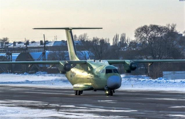 Một trong những cải tiến lớn trên Il-112V so với những máy bay vận tải quân sự chế tạo dưới thời Liên Xô là hệ thống điện tử hàng không tích hợp. Tất cả hoạt động của máy bay được hiển thị lên 6 màn hình kỹ thuật số trong buồng lái. Ảnh: UAC.