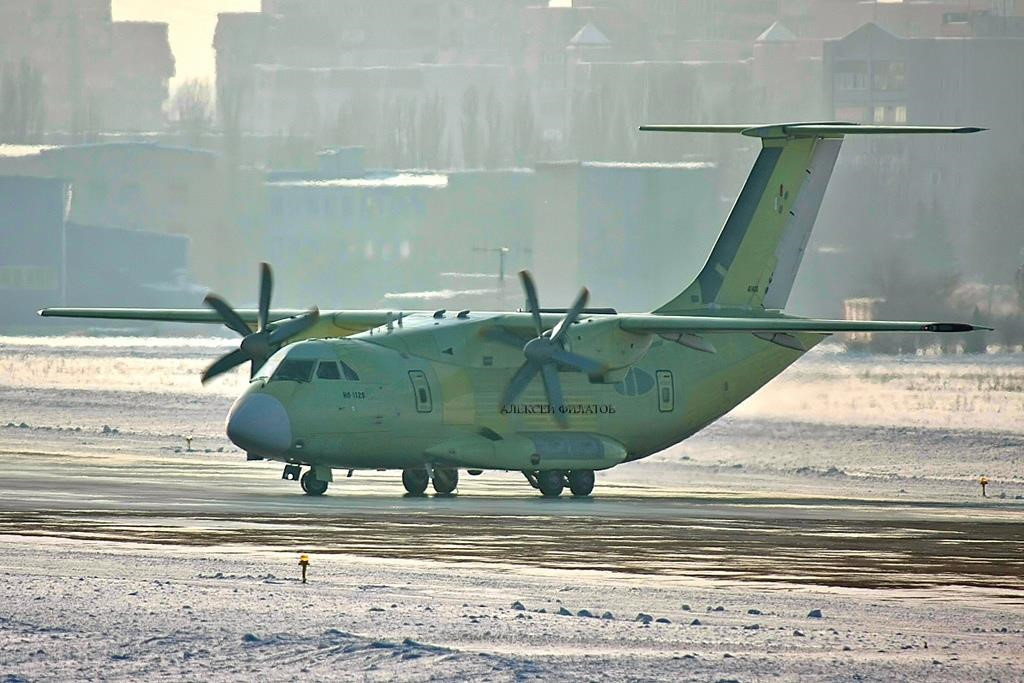 Il-112V có kích thước tương tự An-26 mà nó dự định thay thế nhưng có khoang hàng hóa rộng hơn cho phép chở theo 44 binh sĩ, thay vì 38 của An-26. Hệ thống điện tử hàng không mới giúp giảm phi hành đoàn xuống còn 2 người so với 6 trên An-26. Ảnh: VK.