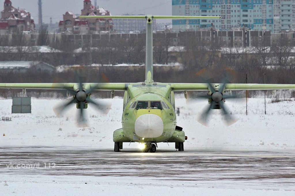 Tháng 1/2018, nguyên mẫu Il-112V được giới thiệu tại nhà máy của Công ty Cổ phần sản xuất máy bay Voronezh. Nhưng chuyến bay đầu tiên vẫn chưa thể thực hiện trong năm 2018. Ảnh: VK.