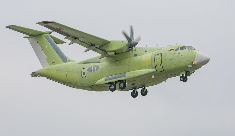 Mãi đến 30/3/2019, nguyên mẫu Il-112V mới thực hiện chuyến bay đầu tiên. Chuyến bay kéo dài 45 phút và kết quả thử nghiệm đầu tiên không được tiết lộ. Tuy nhiên, ngày 2/7, hãng tin TASS dẫn lời ông Serge Lyashenko, kỹ sư trưởng của Il-112V nói rằng chuyến bay thứ 2 vẫn chưa được ấn định. Ảnh: UAC.