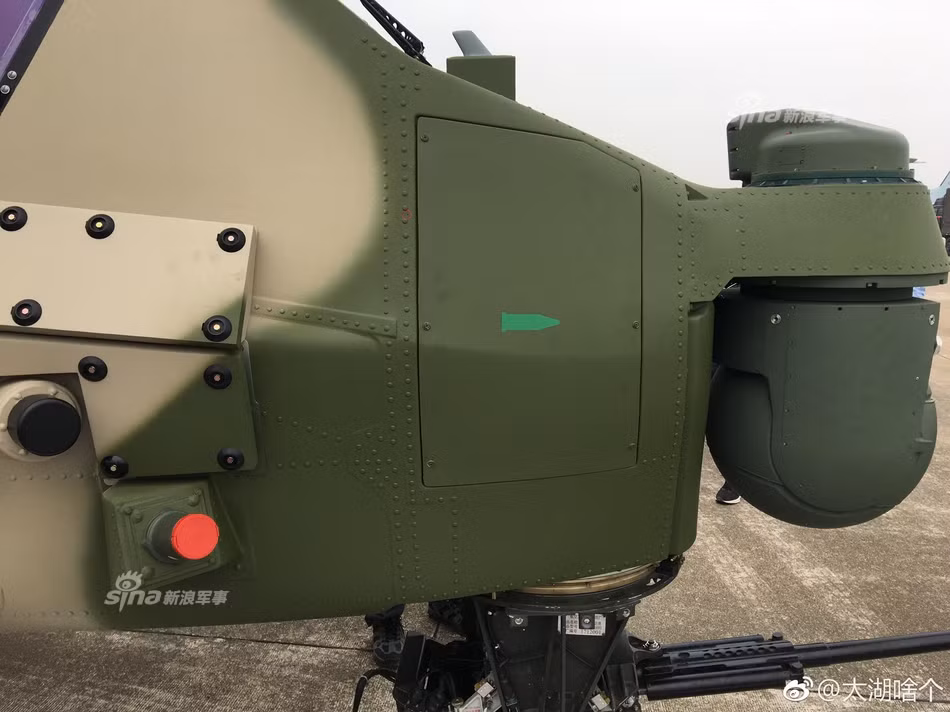 Trong khi đó, dân mạng Trung Quốc thì đồn đoán có khả năng số gạch sắt này nằm tại đây làm nhiệm vụ cân bằng chiếc máy bay bởi phần mũi trực thăng Z-10ME khá nặng khi tích hợp cảm biến, tháp pháo 30mm khiến nó có thể mất cân bằng khi cất cánh vời phần đầu nặng hơn đuôi. Nguồn ảnh: Sina