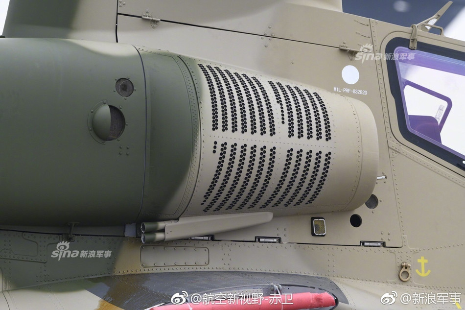 Giới chuyên gia cũng cho biết thêm rằng, Z-10ME trang bị cặp động cơ tuốc bin trục mới công suất 1.200kW. Ngoài ra, phần quanh buồng lái được tăng cường thêm các tấm thép chống đạn. Nguồn ảnh: Sina