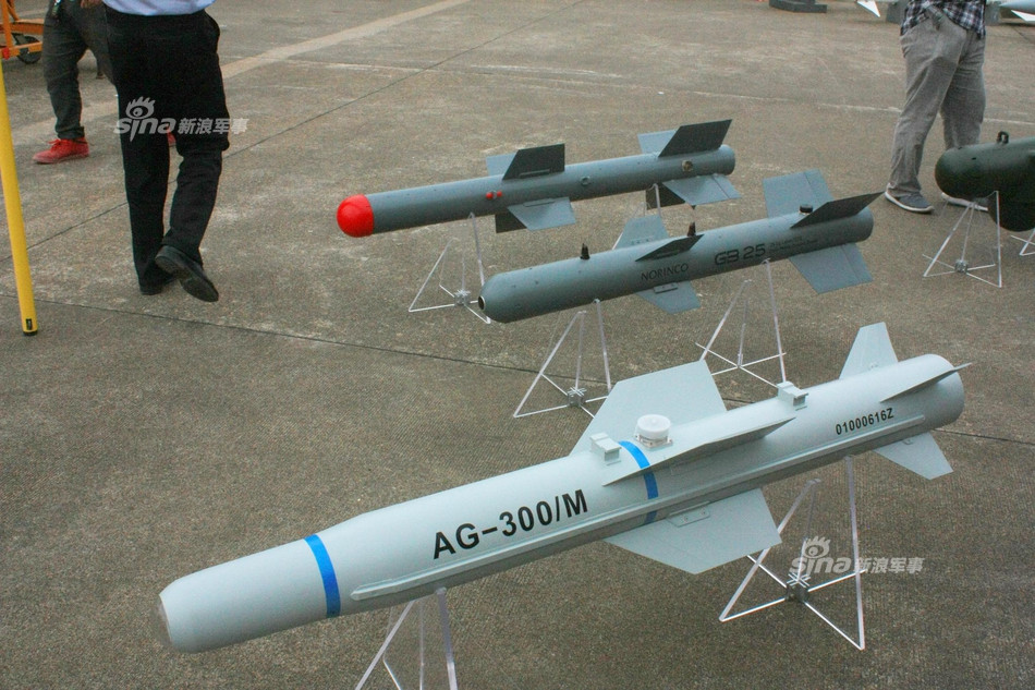 Z-10ME có thể mang một số loại bom thông minh như AG-300/M, GB25. Đây là điểm tân tiến hơn so với các dòng trực thăng Apache hay Mi-28 của Nga. Nguồn ảnh: Sina