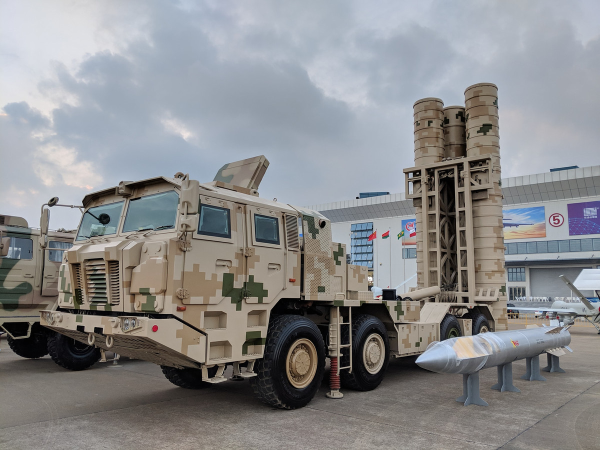 Thật vậy, tuần qua trước thềm khai mạc Chu Hải Airshow 2018, dân mạng đam mê quân sự Trung Quốc “sốt xình xịch” với hình ảnh bệ phóng cùng đạn tên lửa cỡ lớn có hình dáng giống với bệ phóng tự hành hệ thống S-300, S-400 hay HQ-9. Nguồn ảnh: BMPD