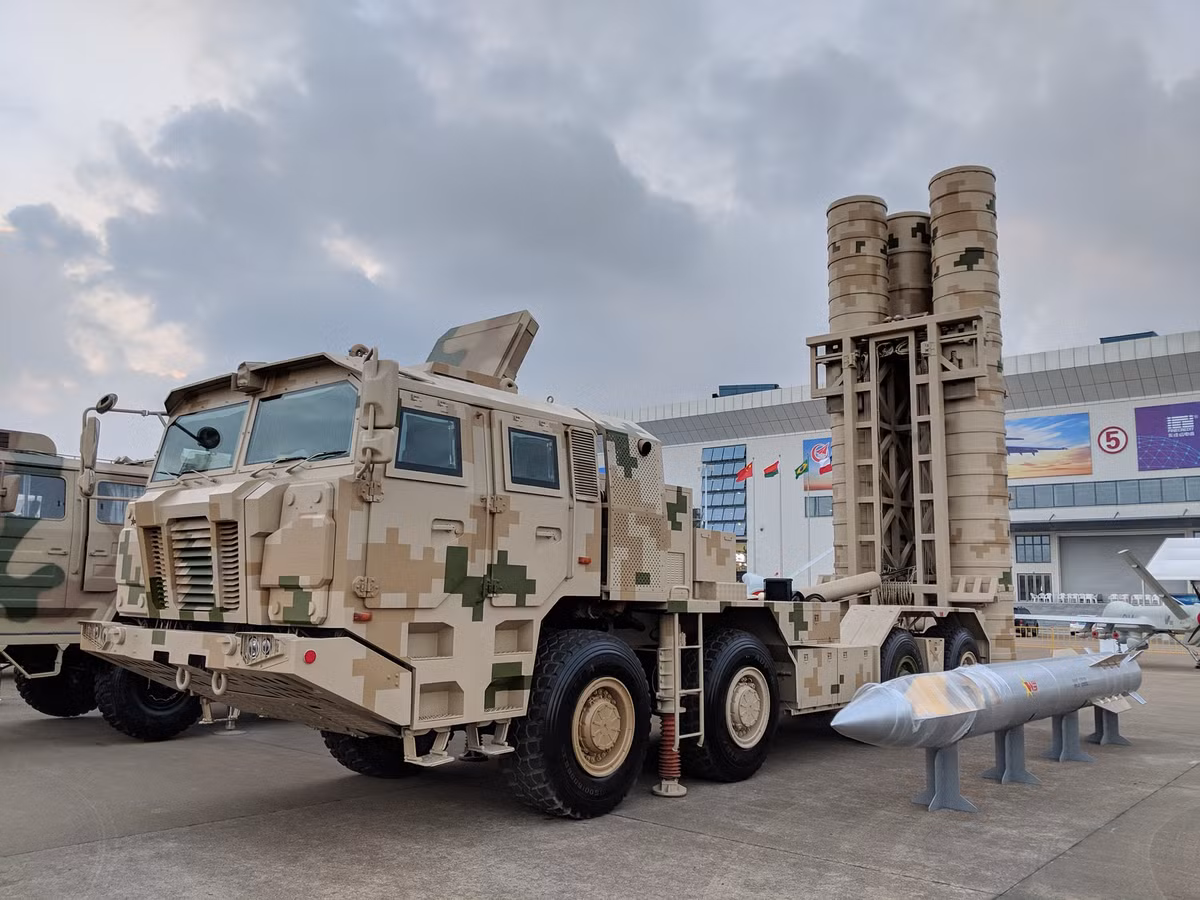 Thật vậy, tuần qua trước thềm khai mạc Chu Hải Airshow 2018, dân mạng đam mê quân sự Trung Quốc “sốt xình xịch” với hình ảnh bệ phóng cùng đạn tên lửa cỡ lớn có hình dáng giống với bệ phóng tự hành hệ thống S-300, S-400 hay HQ-9. Nguồn ảnh: BMPD