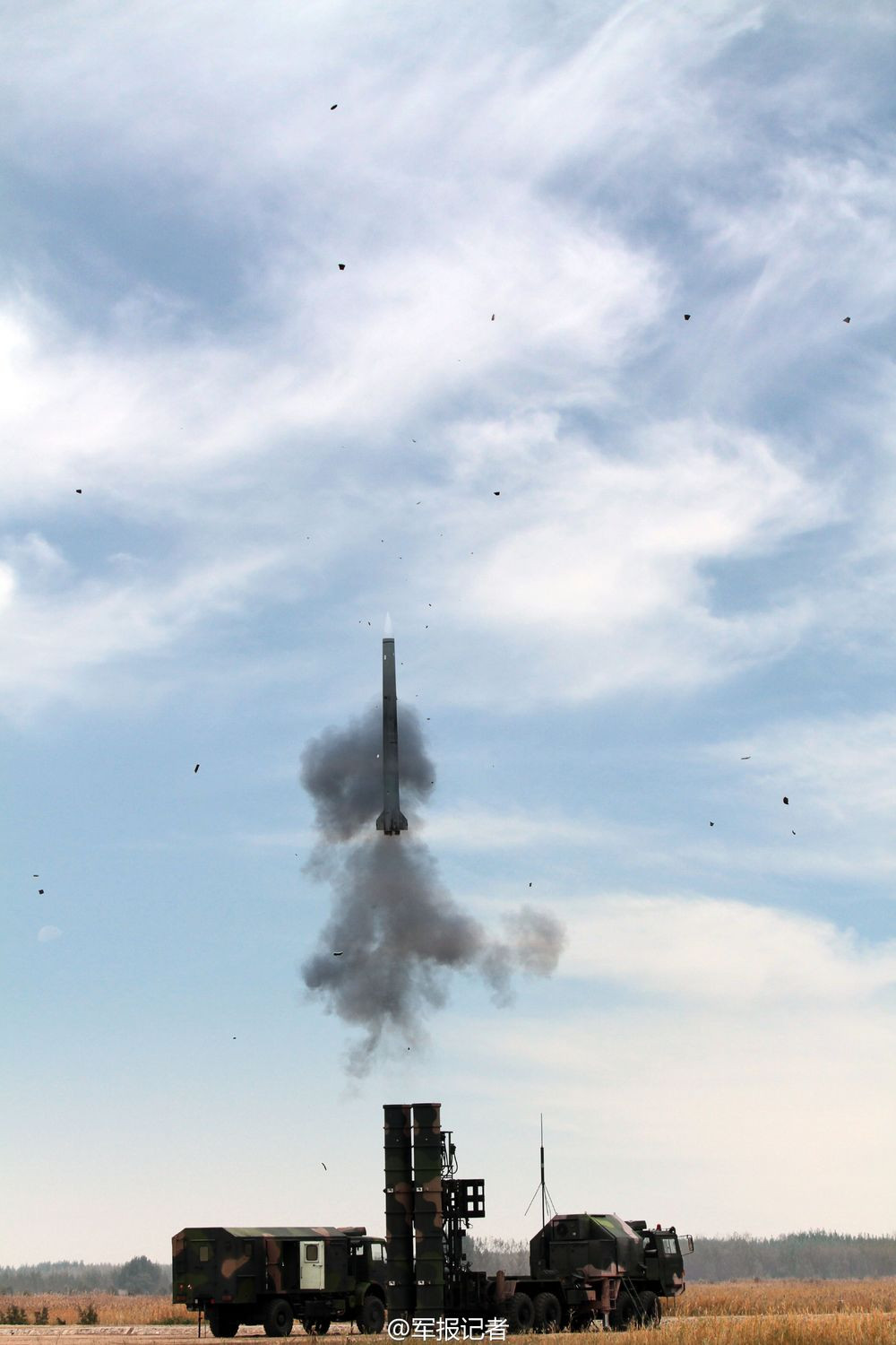 Tầm bắn HQ-8 được cho là lên tới 400km tương đương với tên lửa S-400 Triumf nổi tiếng mà Nga đang chuyển giao cho Quân đội Trung Quốc. Nguồn ảnh: Sina