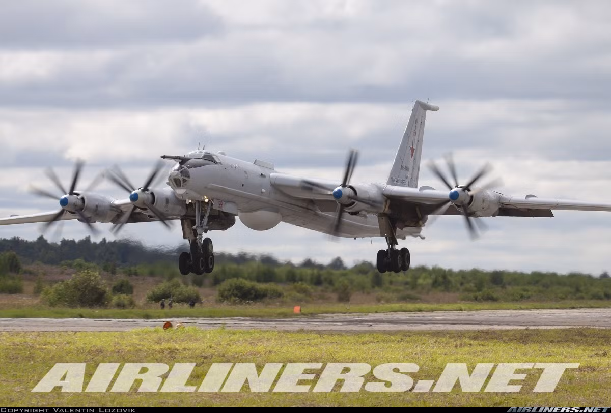 Thật vậy, việc một máy bay khổng lồ có sải cánh lên tới 50m, dài 53,08m – kích thước tương đương “thần tượng Không quân Mỹ B-52” không khỏi khiến các thủy thủ Mỹ phải “lạnh sống lưng”. Nguồn ảnh: Airlines.net