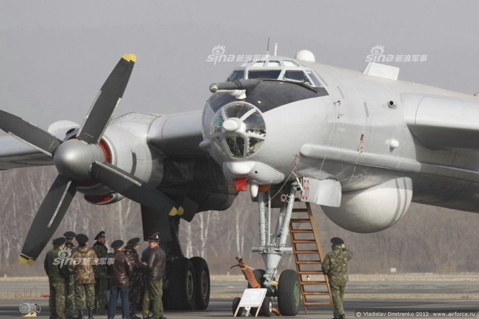 Trên máy bay Tu-142 được trang bị hệ thống cảm biến hiện đại nhất cho phép phát hiện nhiều chủng loại tàu chiến, tàu ngầm của Mỹ-NATO. Ví dụ như, nó được tích hợp hệ thống tìm kiếm và ngắm mục tiêu tự động Korshun-K cùng hệ thống máy đo từ phát hiện tàu ngầm hạt nhân MMS-106 Ladoga. Nguồn ảnh: Sina