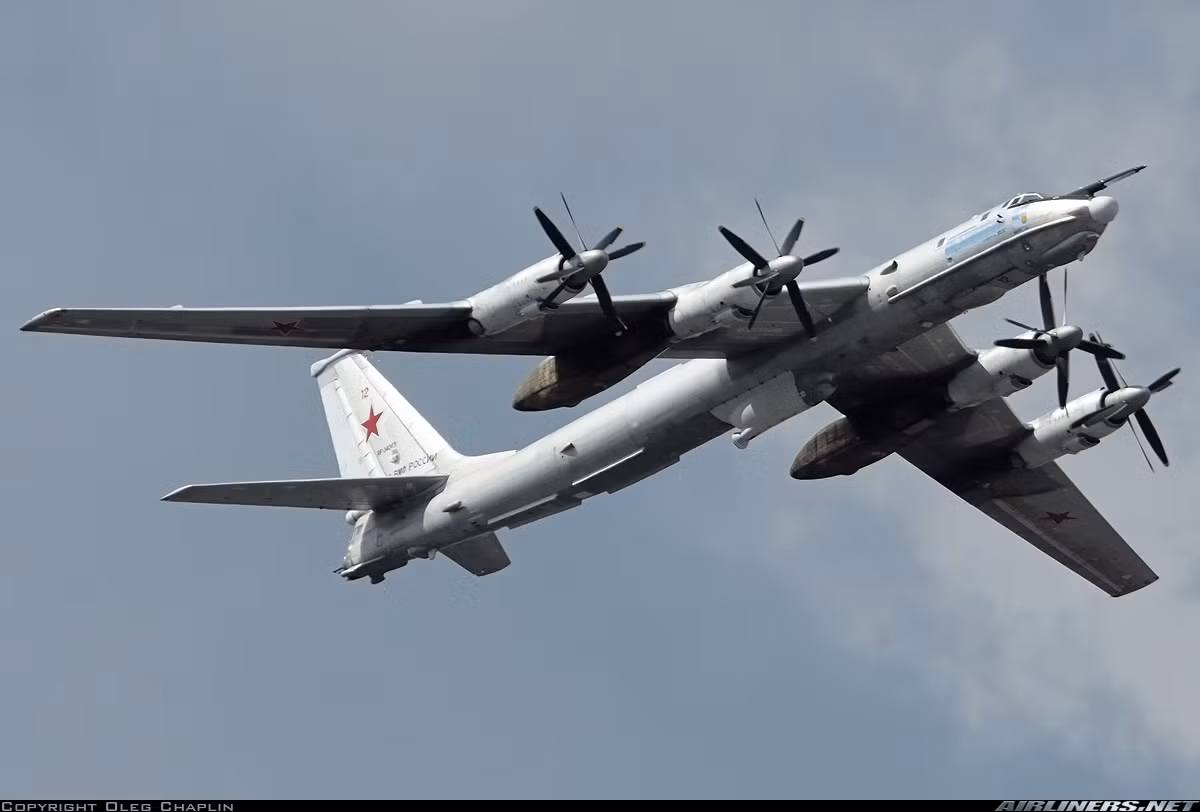 Hiện vẫn chưa rõ hoạt động của máy bay Nga gần tàu chiến NATO nhằm mục đích gì? Không loại trừ khả năng có thể Moscow đang do thám cuộc tập trận lớn nhất lịch sử NATO kể từ năm 2002, hoặc cũng có thể Moscow chỉ đang “dọa” lính Mỹ-NATO. Nguồn ảnh: Airlines.net