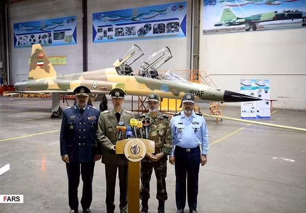 Tham gia lễ cắt băng khánh thành có Bộ trưởng Quốc phòng Amir Hatami và Tư lệnh Quân đội Iran Abdolrahim Moussavi. Nguồn ảnh: Fars