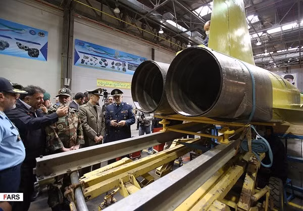Lễ cắt băng khánh thành dây chuyền sản xuất chiến đấu cơ diễn ra chỉ một ngày sau khi Mỹ công bố bãi bỏ tất cả lệnh trừng phạt với Iran từ 5/11, bao gồm các lĩnh vực vận tải, tài chính và năng lượng. Nguồn ảnh: Fars