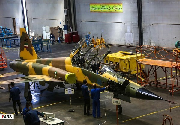 Mặc dù tuyên bố như vậy, tuy nhiên theo giới chuyên gia Koswar giống với dòng máy bay tiêm kích F-5F do Northrop Grumman của Mỹ sản xuất từ những năm 1960. Và loại máy bay này thì hiện vẫn được Không quân Iran sử dụng rộng rãi. Nguồn ảnh: Fars