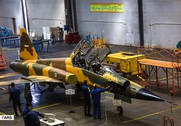 Mặc dù tuyên bố như vậy, tuy nhiên theo giới chuyên gia Koswar giống với dòng máy bay tiêm kích F-5F do Northrop Grumman của Mỹ sản xuất từ những năm 1960. Và loại máy bay này thì hiện vẫn được Không quân Iran sử dụng rộng rãi. Nguồn ảnh: Fars