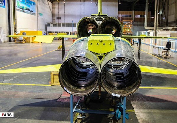 Trước Koswar, Iran cũng từng sản xuất hai mẫu may bay chiến đấu nội địa gồm Azarakhsh và Saeqeh với hình dạng hệt F-5E. Riêng Saeqeh bổ sung thêm một cánh đuôi đứng giống với mẫu F/A-18. Nguồn ảnh: Fars