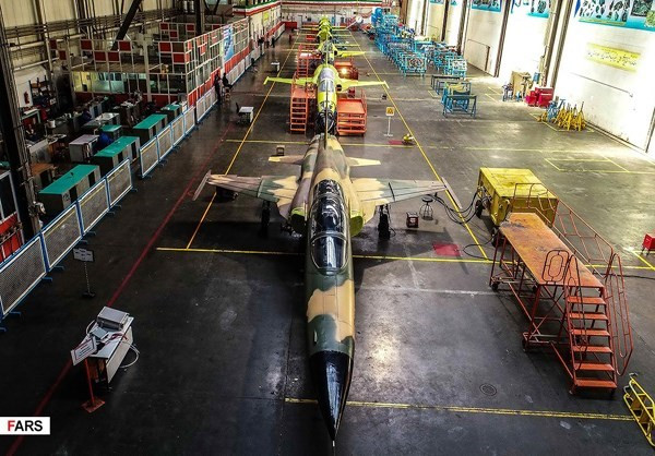 Mặc dù mới cắt băng khánh thành, tuy nhiên các hình ảnh được Fars đăng tải cho thấy nhà máy này có lẽ hoạt động được cả năm nay với một loạt các máy bay chiến đấu mới đang được hoàn thiện. Nguồn ảnh: Fars