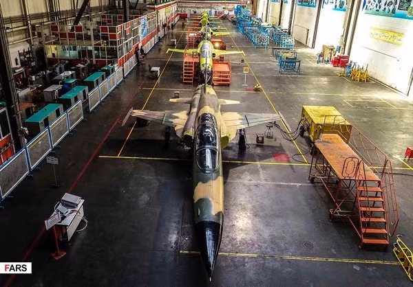 Mặc dù mới cắt băng khánh thành, tuy nhiên các hình ảnh được Fars đăng tải cho thấy nhà máy này có lẽ hoạt động được cả năm nay với một loạt các máy bay chiến đấu mới đang được hoàn thiện. Nguồn ảnh: Fars