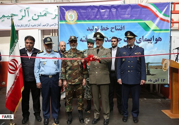 Cuối tuần vừa qua, hãng thông tấn Fars của Iran đăng tải hình ảnh các tướng lĩnh cấp cao Quân đội Iran cắt băng khánh thành dây chuyền sản xuất máy bay chiến đấu "thế hệ mới" ở tỉnh Isfahan. Nguồn ảnh: Fars