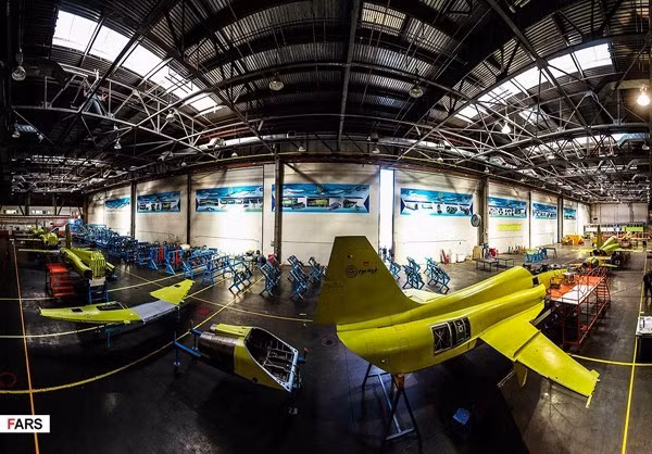 Xem ra, tới thế hệ Koswar, Iran vẫn chưa có bất kỳ sự đột phá nào trong việc “thoát khỏi cái bóng quá lớn” thiết kế máy bay tiêm kích F-5. Dẫu rằng, việc chế tạo được một chiếc chiến đấu cơ phản lực đã là một thành tựu đáng nể trên thế giới. Tuy nhiên, để loại máy bay đó chiến đấu hiệu quả, thì xem ra vẫn còn nhiều điều phải bàn. Nguồn ảnh: Fars