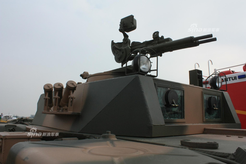 Phần tháp pháo hình quả trứng thay bằng tháp pháo vuông vắn hơn với lỗ châu mai và một ụ giá lắp đại liên 12,7mm trên nóc. Nguồn: Sina
