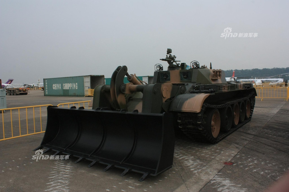 Ngoài ra còn có phiên bản xe công binh rà phá bom mìn, ủi đẩy chướng ngại vật dọn đường không rõ tên gọi. Nguồn: Sina