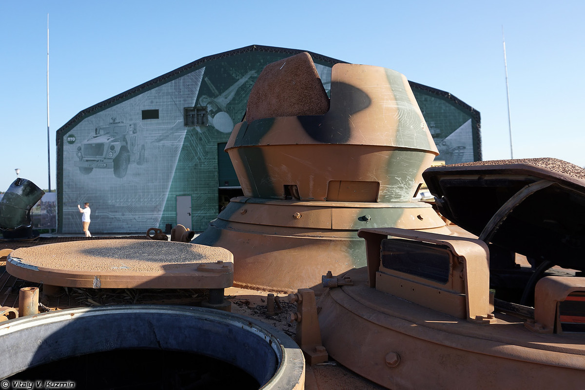 Xem ra, sau khi đã “nghiên cứu nát” chiếc ACV-15, loại xe bọc thép này được chuyển tới Park Patriot phục vụ trưng bày giới thiệu. Trong ảnh là “lô cốt thép” của xạ thủ trên ACV-15, phiên bản mà Nga được cung cấp chỉ được lắp giá súng 12,7mm thay vì tháp pháo 25mm trên các phiên bản khác của dòng ACV. Nguồn ảnh: Vitaly-Kuzmin