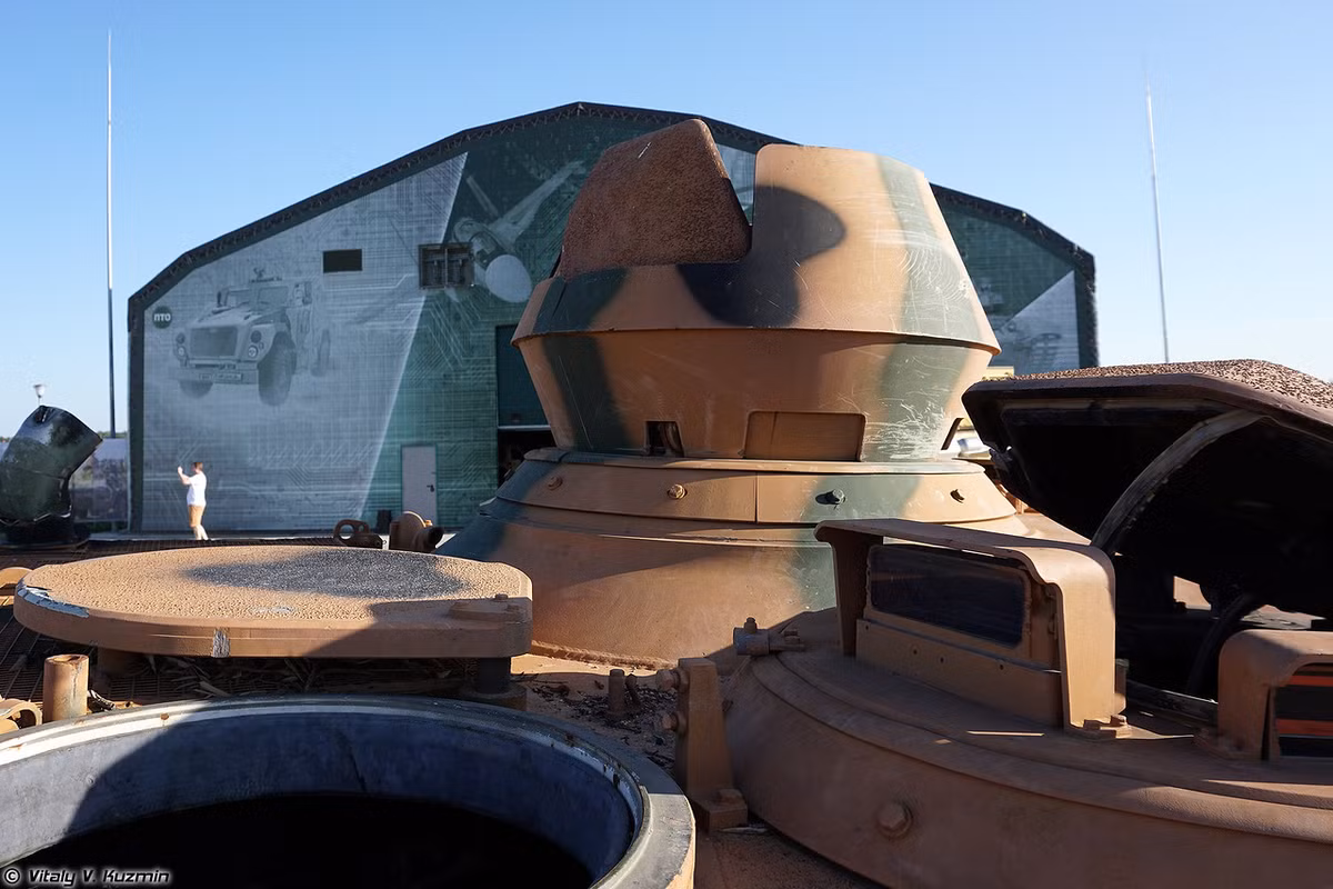 Xem ra, sau khi đã “nghiên cứu nát” chiếc ACV-15, loại xe bọc thép này được chuyển tới Park Patriot phục vụ trưng bày giới thiệu. Trong ảnh là “lô cốt thép” của xạ thủ trên ACV-15, phiên bản mà Nga được cung cấp chỉ được lắp giá súng 12,7mm thay vì tháp pháo 25mm trên các phiên bản khác của dòng ACV. Nguồn ảnh: Vitaly-Kuzmin