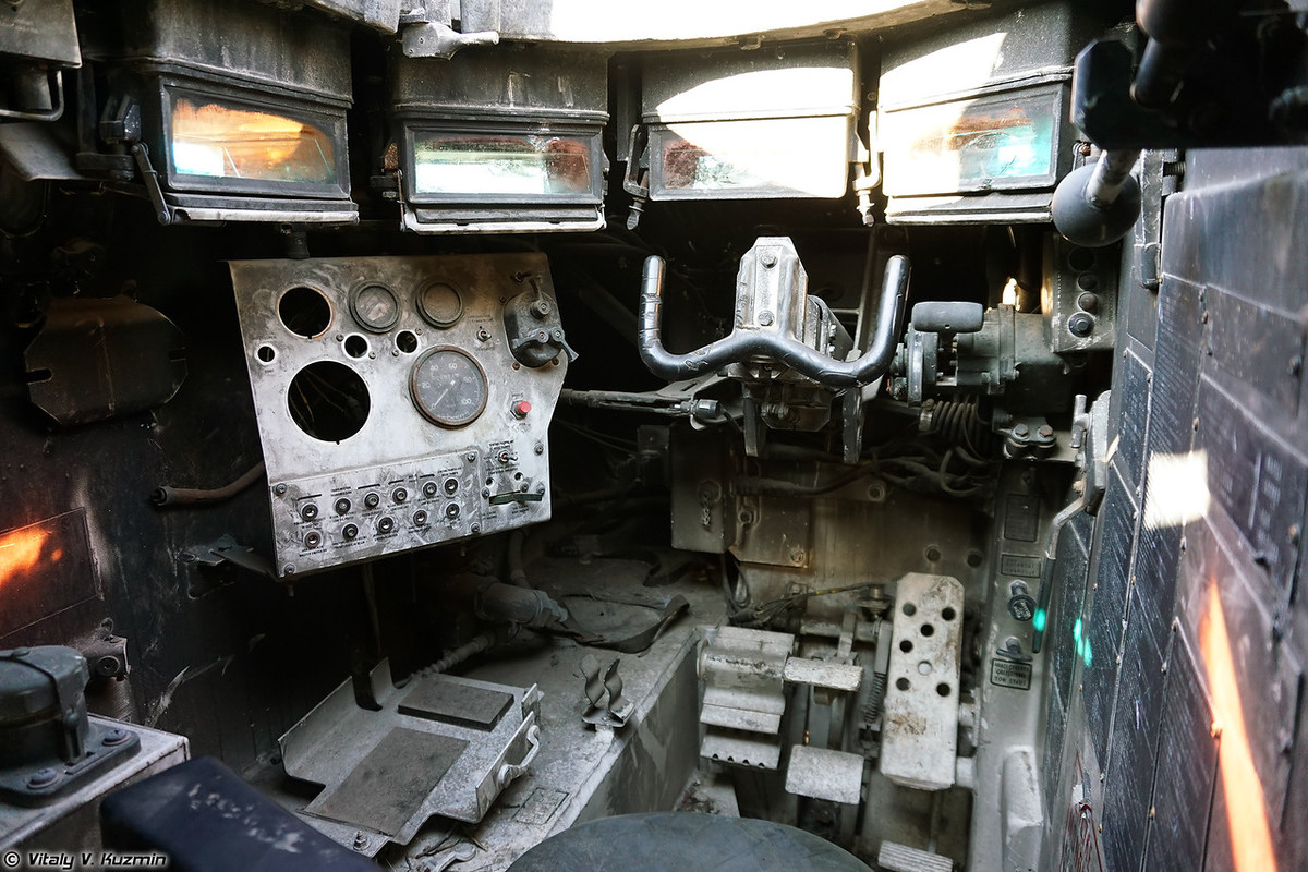 Còn đây là vị trí lái xe với vô lăng, bảng điều khiển. Nguồn ảnh: Vitaly-Kuzmin