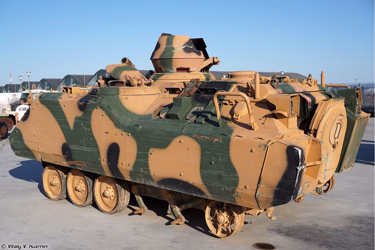 Chiếc ACV-15 được chuyển tới Nga theo các nguồn tin vốn từng nằm trong tay phiến quân Syria. Sau đó, trong các cuộc phản công, Quân đội Syria đã chiếm giữ được loại xe này và mau chóng chuyển chúng cho Moscow “nghiên cứu”. Nguồn ảnh: Vitaly-Kuzmin