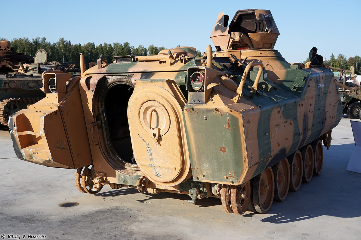 Ảnh chụp phía sau chiếc ACV-15 đã bị phiến quân Syria phá hủy. Nguồn ảnh: Vitaly-Kuzmin