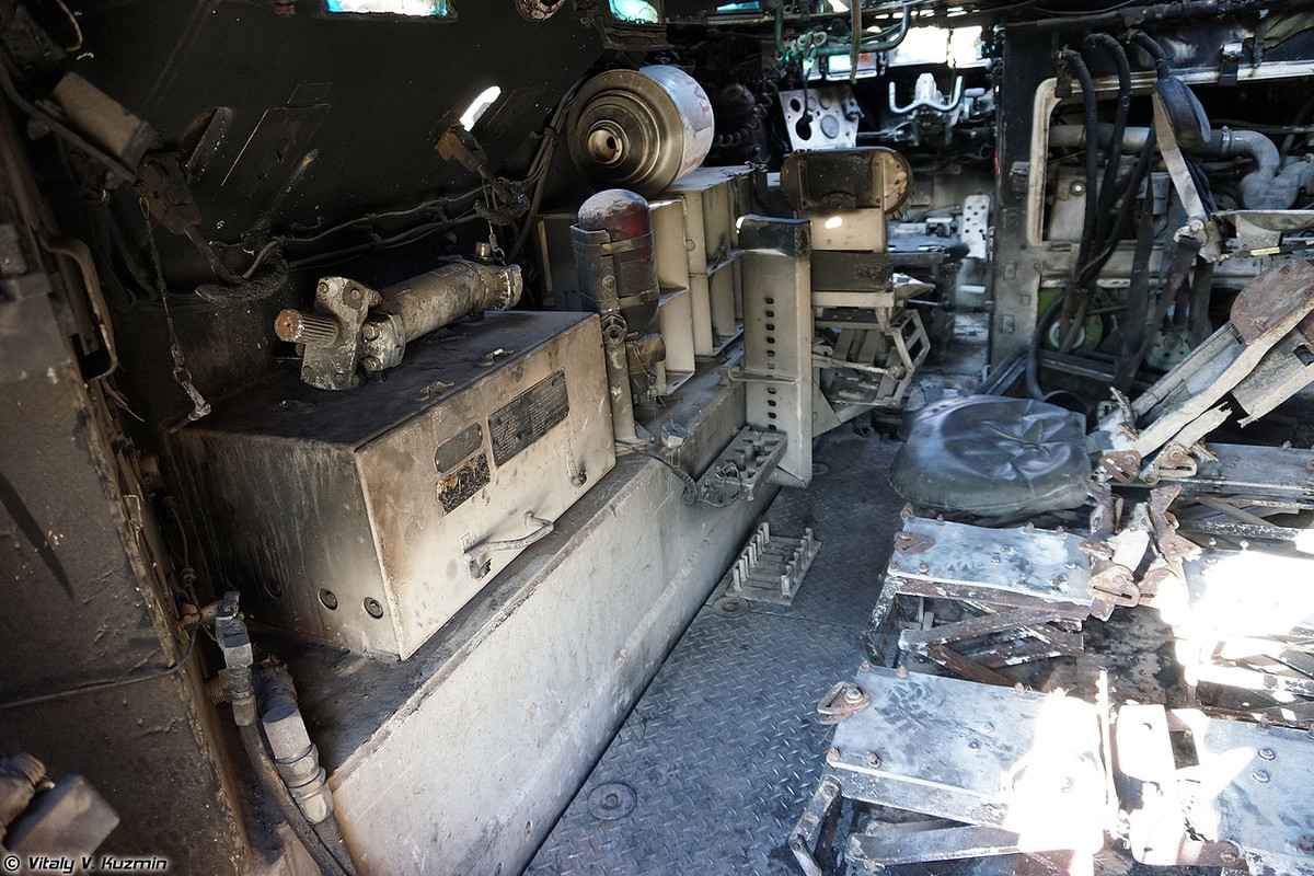 Bên trong chiếc ACV-15 đã bị cháy sau khi trúng đạn của phiến quân. Theo thiết kế, một chiếc ACV-15 có thể chở tối đa 10 binh sĩ nai nịt đầy đủ vũ khí. Nguồn ảnh: Vitaly-Kuzmin