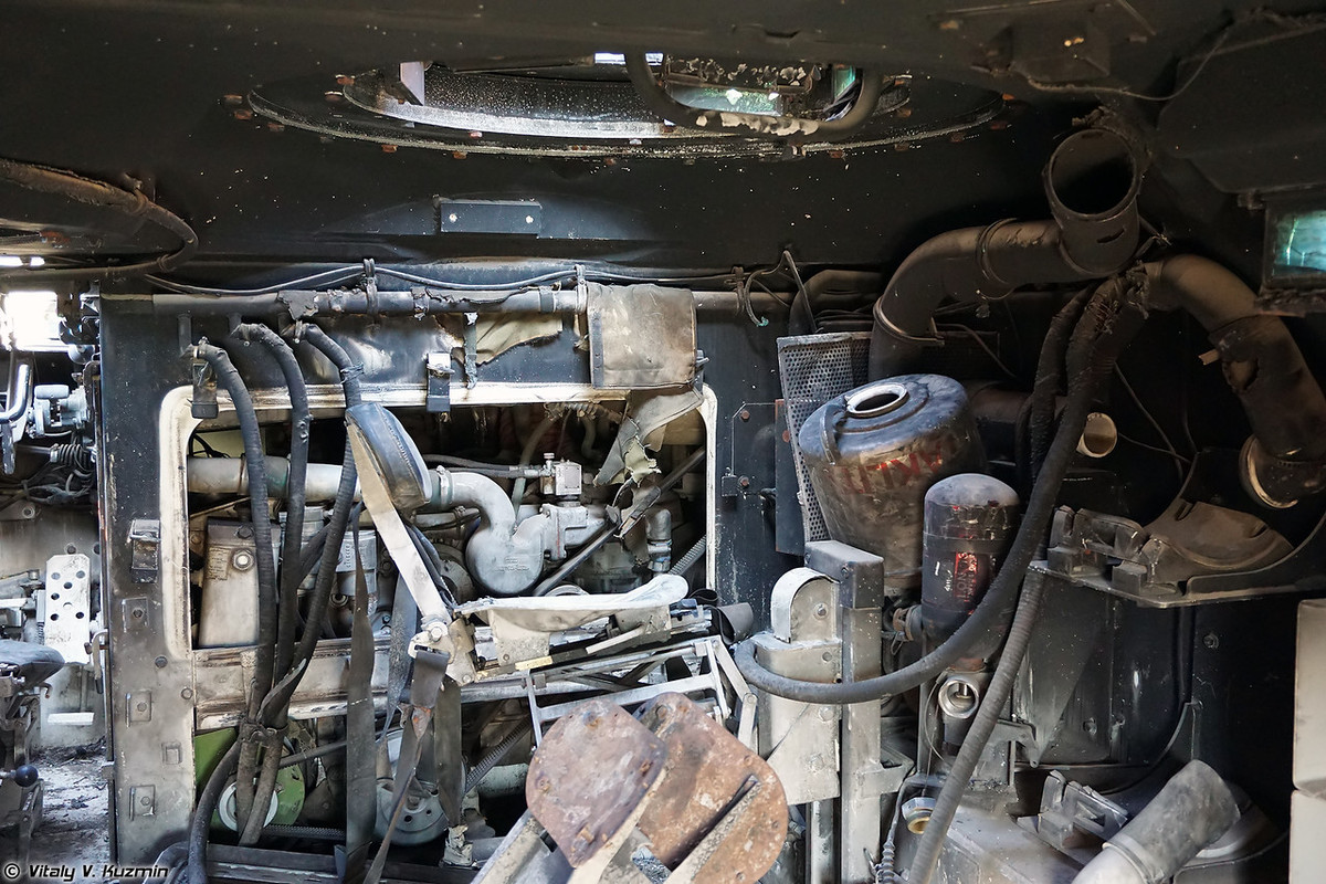 Đây có lẽ là vị trí trưởng xe kiêm xạ thủ súng máy 12.7mm trên xe bọc thép chở quân ACV-15. Nguồn ảnh: Vitaly-Kuzmin