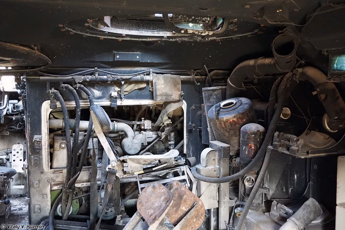 Đây có lẽ là vị trí trưởng xe kiêm xạ thủ súng máy 12.7mm trên xe bọc thép chở quân ACV-15. Nguồn ảnh: Vitaly-Kuzmin