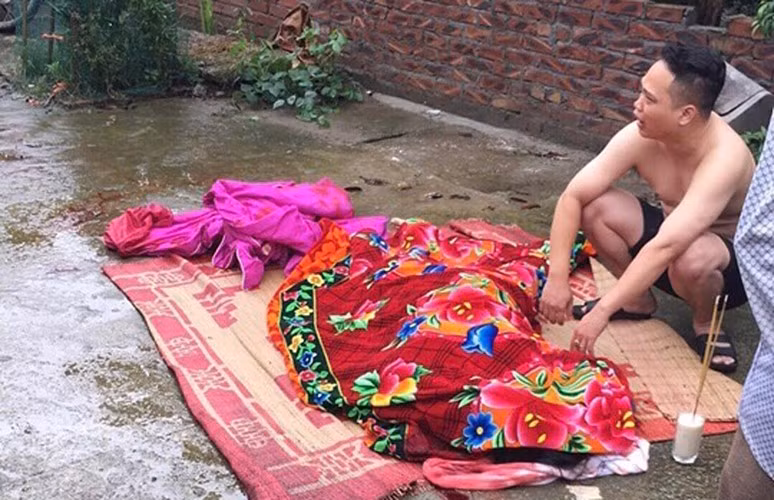 Danh tính các nạn nhân tử vong gồm ông Nguyễn Văn Hải (SN 1969, em ruột Đông) và con gái ông Hải là Nguyễn Thị Bắc (SN 1991) tử vong tại chỗ; bà Doãn Thị Việt (SN 1971, vợ ông Hải) và cháu gái ông Hải là Nguyễn Huyền My (SN 2018) tử vong tại bệnh viện.