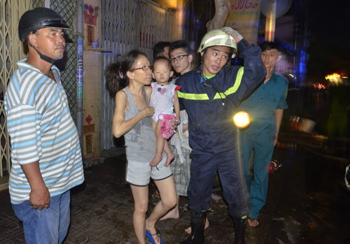 Ca nha mac ket trong can nha cao tang chay du doi-Hinh-3