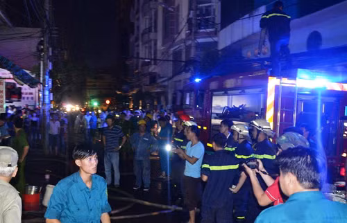 Ca nha mac ket trong can nha cao tang chay du doi