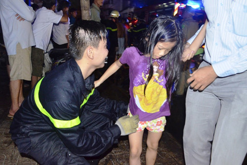 Ca nha mac ket trong can nha cao tang chay du doi-Hinh-4