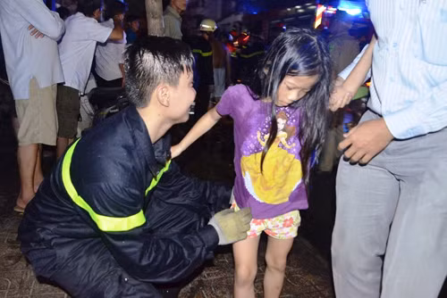 Ca nha mac ket trong can nha cao tang chay du doi-Hinh-4