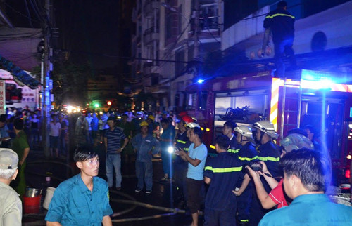 Ca nha mac ket trong can nha cao tang chay du doi