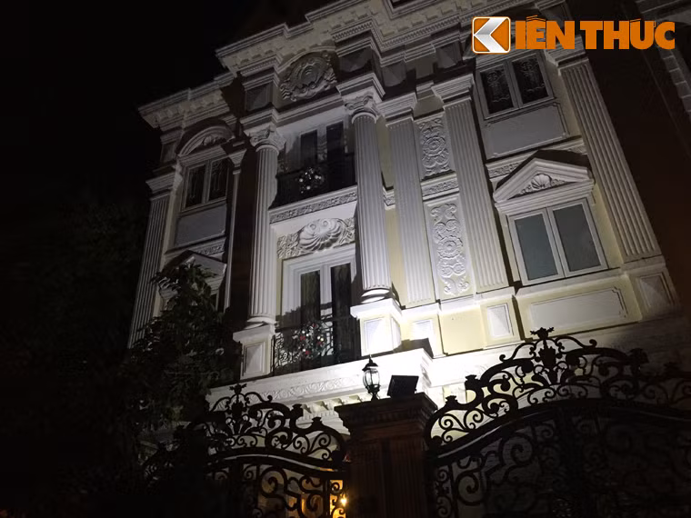Nhiều người cho biết với khu đất và căn biệt thự bề thế như thế này, giá trị của nó có thể lên đến hàng chục tỷ đồng. Căn biệt thự nói trên nằm cách trụ sở UBND, Công an phường An Phú vài trăm mét và sát tuyến đường Lương Định Của đông đúc phương tiện qua lại...