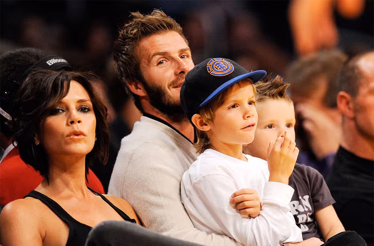 Victoria Beckham và David Beckham đưa hai con trai Romeo và Cruz đi xem bóng rổ.