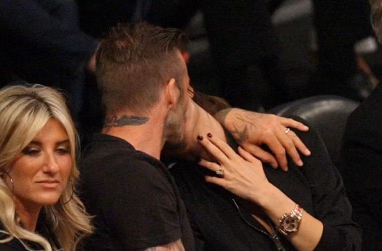 David Beckham và Victoria Beckham trao nhau nụ hôn mặn nồng như thuở mới yêu khi đi xem một trận đấu bóng rổ ở Los Angeles.