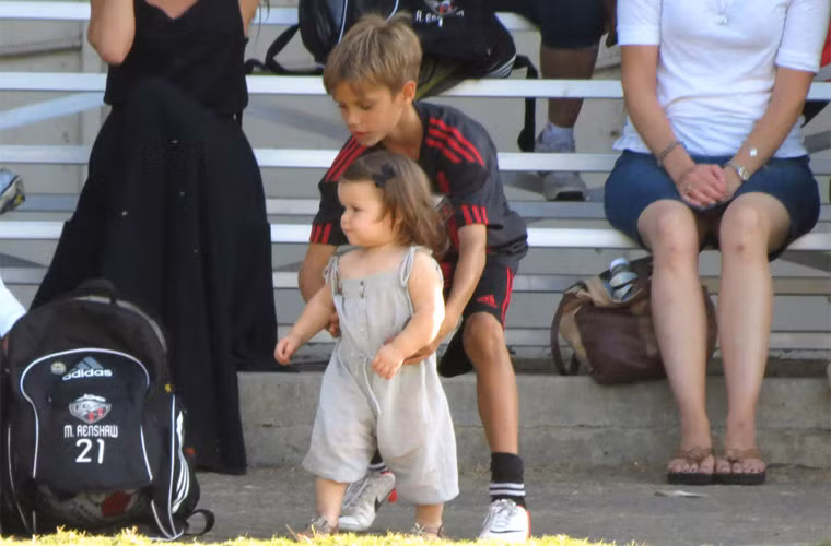 Romeo Beckham rất ra dáng ông anh trai, chăm sóc em gái Harper từng ly từng tí khi cùng mẹ và em đi xem một trận đấu bóng ở Los Angeles.