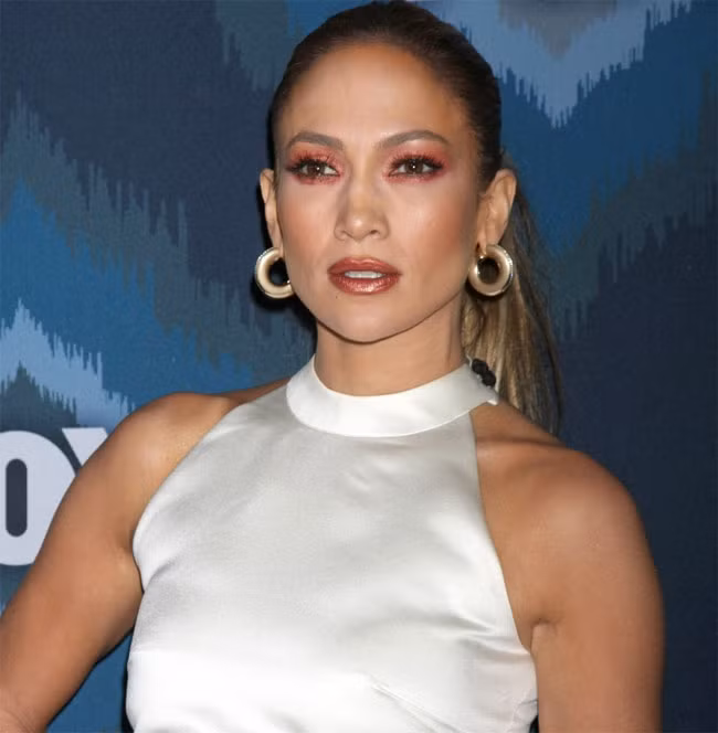 Jennifer Lopez đã đệ đơn lên tòa án xin lệnh bảo vệ khỏi sự đeo bám của fan cuồng John Dubis. Dubis đã từng đột nhập vào nhà nữ hoàng Latin và ở trong đó vài ngày mà không ai biết. Anh này thậm chí còn chụp ảnh tự sướng trong nhà của Lopez rồi khoe trên Facebook.