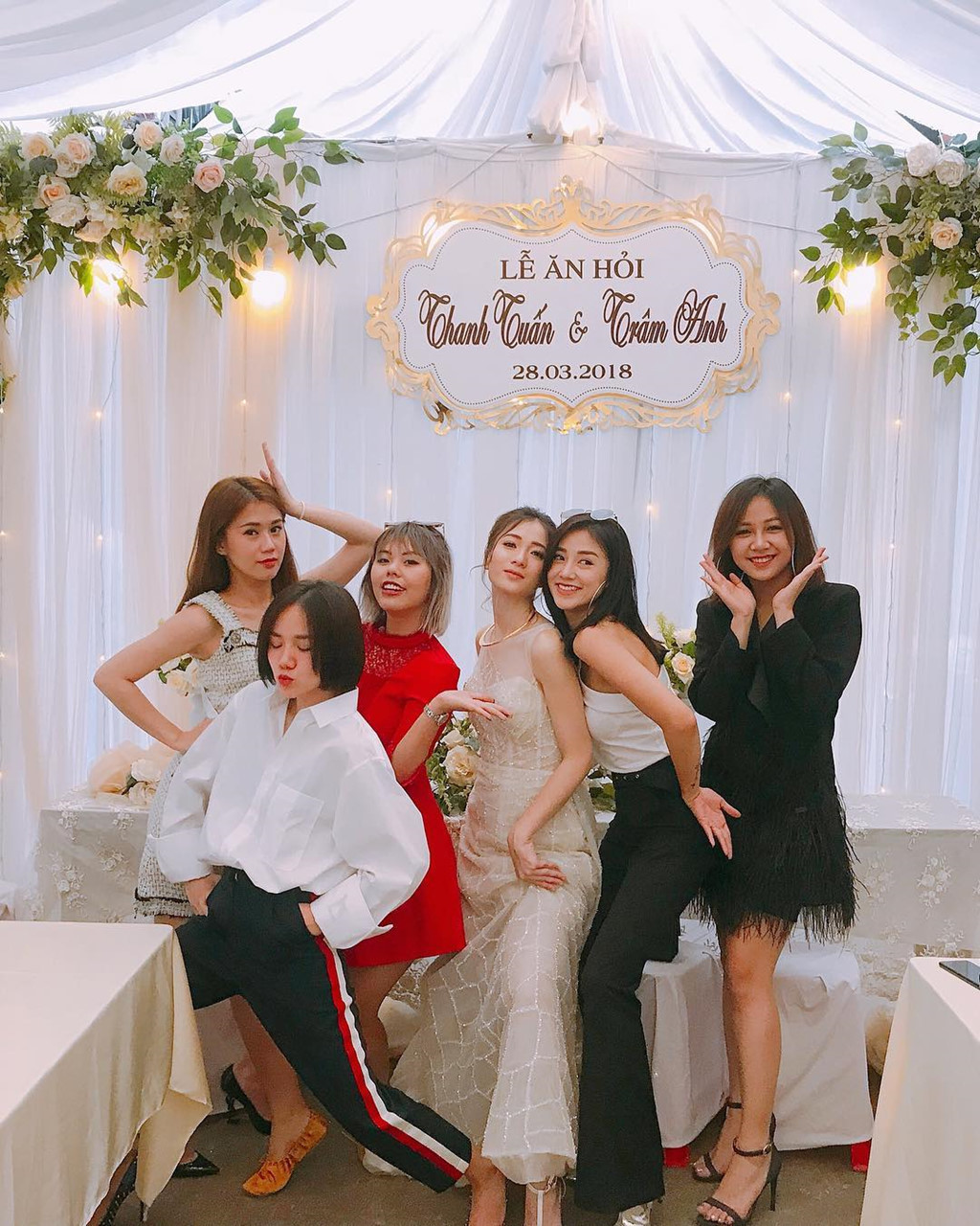 Đội hình nhà gái check-in theo phong cách "lầy lội", nhắng nhít.