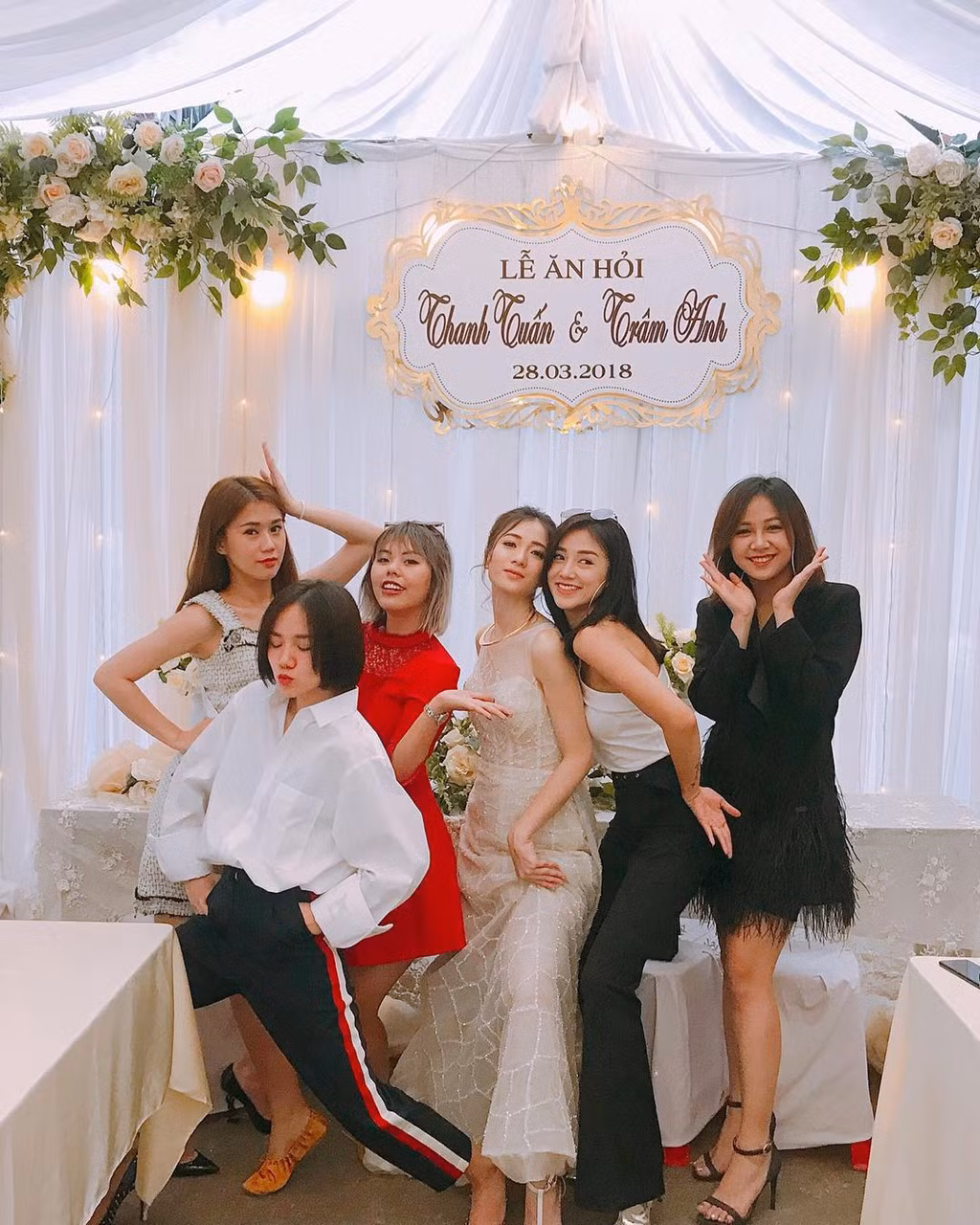 Đội hình nhà gái check-in theo phong cách "lầy lội", nhắng nhít.