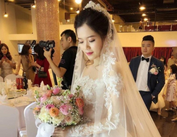 Theo dự đoán, số người tham dự đám cưới khủng lên tới khoảng 1.000 người. Theo tìm hiểu, cô dâu tên là Thùy Tr. và chú rể tên là Đức Đ. Cả hai đều ở Móng Cái, Quảng Ninh.