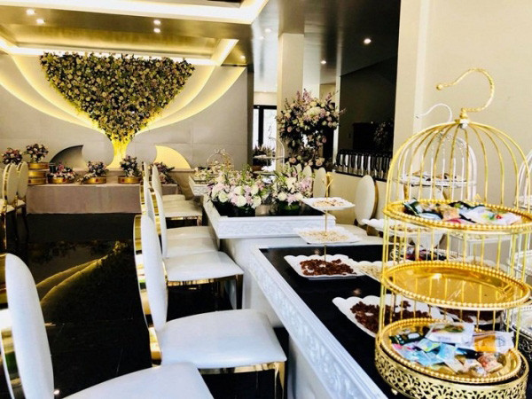 Những món ăn trong lễ cưới cũng được bày biện rất sang trọng.