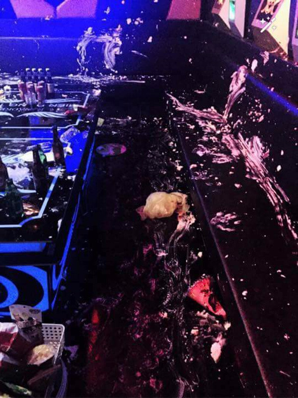 Theo người chia sẻ hình ảnh, quán hát karaoke này vừa mới mở và 'không may' gặp phải người khách vô cùng bá đạo. Cụ thể, có nhóm khách đến thuê phòng hát và tổ chức sinh nhật. Điều bất ngờ là sau khi trả phòng, quán karaoke trông như bãi chiến trường. Khách bôi bánh kem từ sàn nhà đến ghế sofa. Thậm chí, tường và máy bấm bài khách cũng không tha.