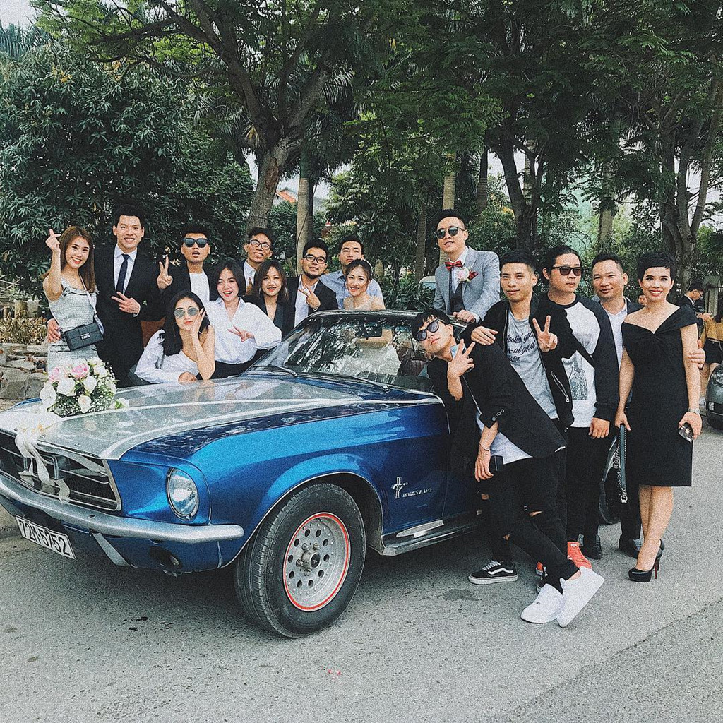 Hot girl Ngọc Thảo tích cực chia sẻ ảnh chụp trong lễ ăn hỏi của JustaTee tại Instagram. Nhiều người nhanh chóng nhận ra cô xuất hiện tình tứ bên bạn trai tin đồn C.N.